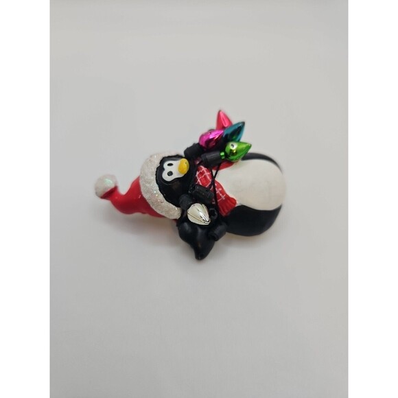 VINTAGE CELLULOID PENGUIN HOLDING LIGHTS SANTA CHRISTMAS PIN HOLIDAY SPIRIT - Picture 4 of 5